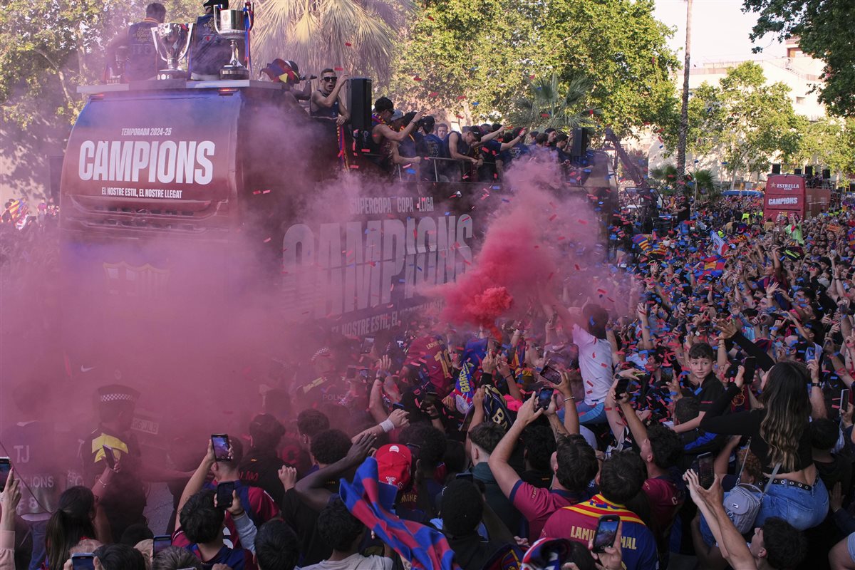  لاعبو برشلونة يحتفلون مع جمهورهم بعد التتويج بالدوري الإسباني