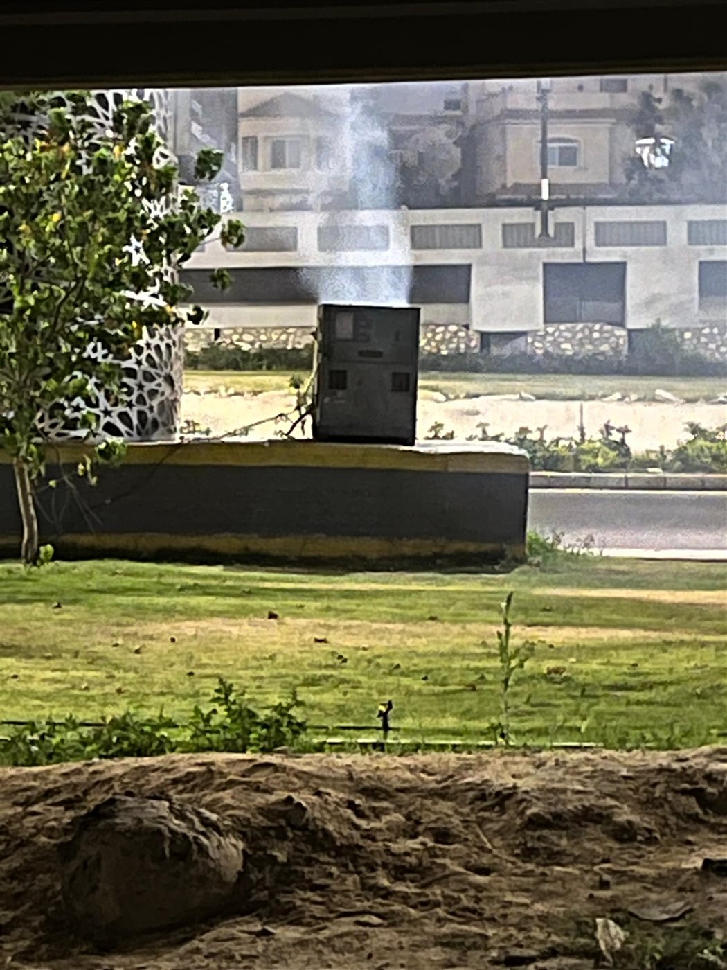 تصاعد أدخنة من كابينة كهرباء أمام مدينة الإنتاج الإعلامي بأكتوبر