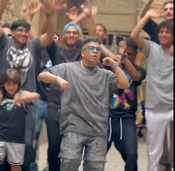 لقطات لـ عمر كمال من كليب اغنيته الجديدة بشوات