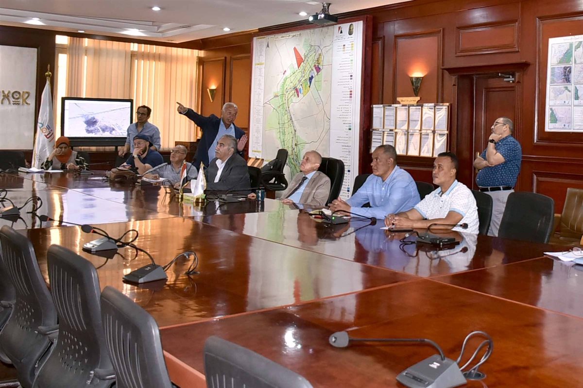 محافظ الأقصر واجتماع القطار السريع