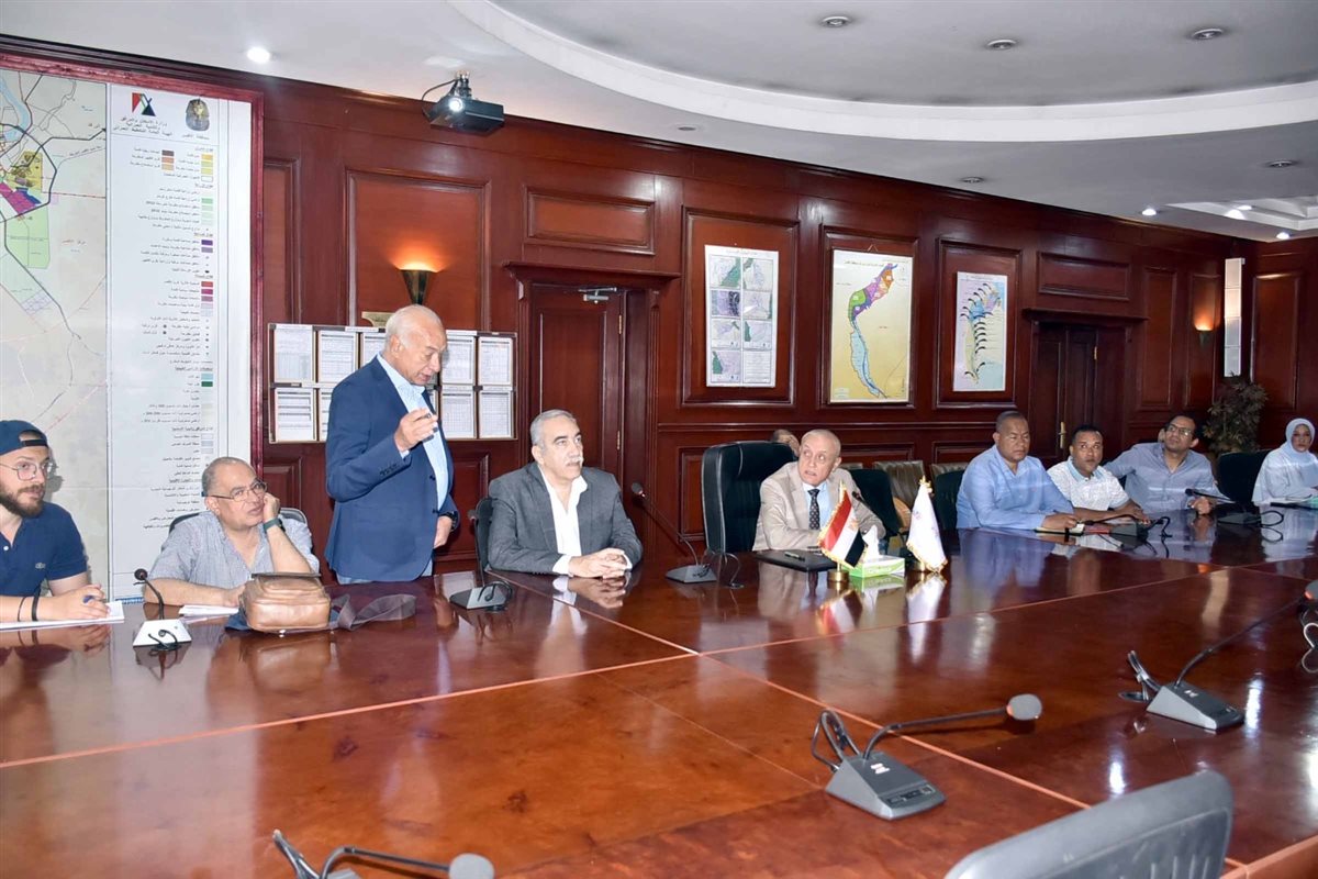 محافظ الأقصر واجتماع القطار السريع