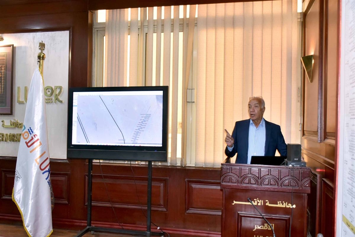 محافظ الأقصر واجتماع القطار السريع