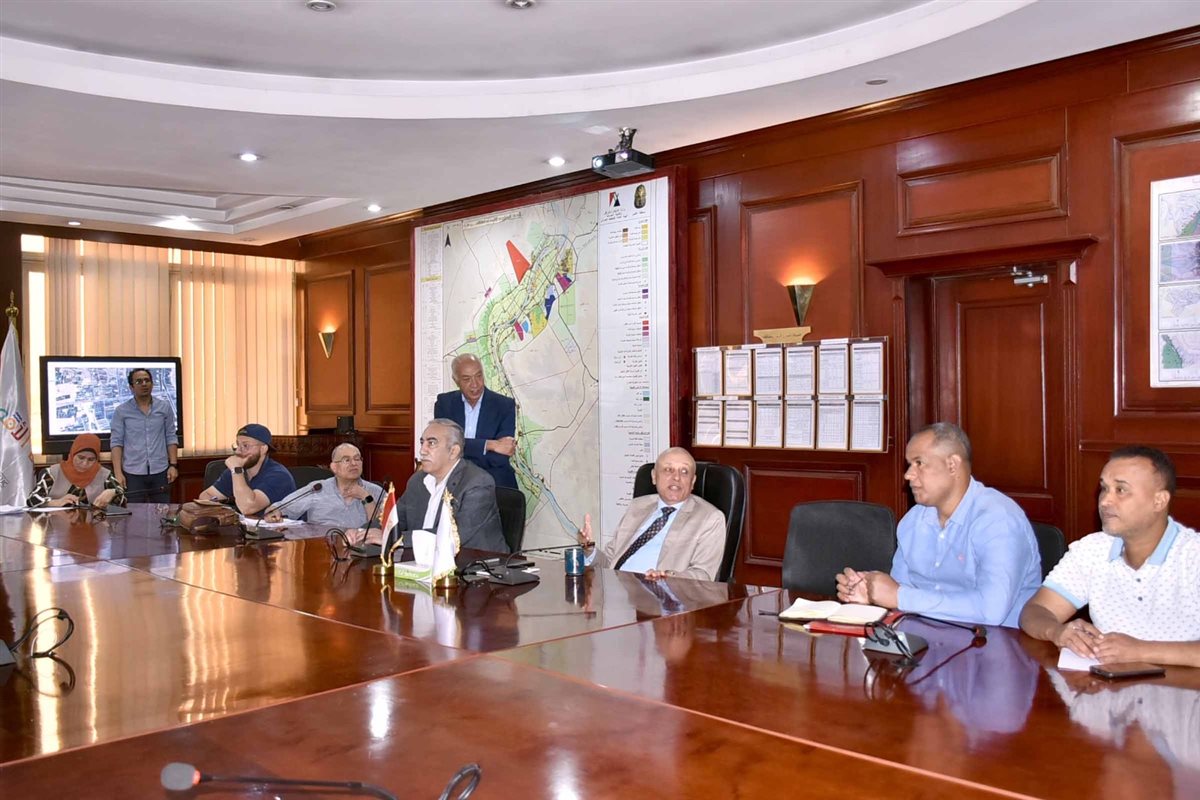 محافظ الأقصر واجتماع القطار السريع