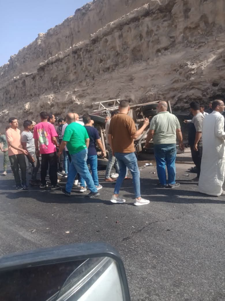 اصطدام سيارة ربع نقل برصيف على طريق الأوتوستراد بمدينة 15 مايو