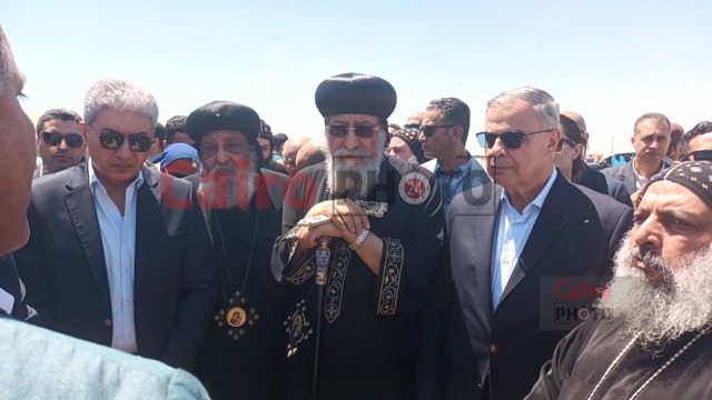 البابا تواضروس ووزير السياحة خلال تفقد مشروع تخفيض منسوب المياه الجوفية بمنطقة أبو مينا الأثرية