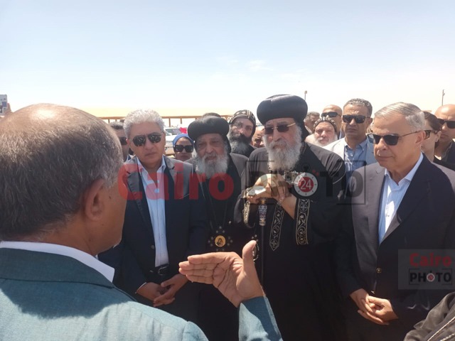 البابا تواضروس ووزير السياحة خلال تفقد مشروع تخفيض منسوب المياه الجوفية بمنطقة أبو مينا الأثرية