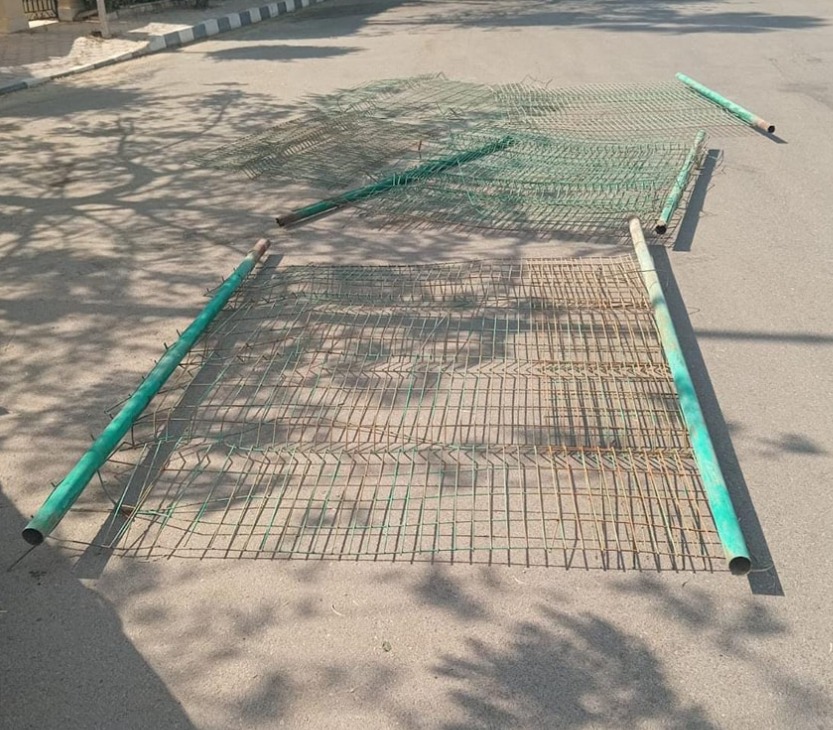 سيارة تخترق سور كمبوند وتصطدم بأتوبيس مدرسة بالقاهرة الجديدة