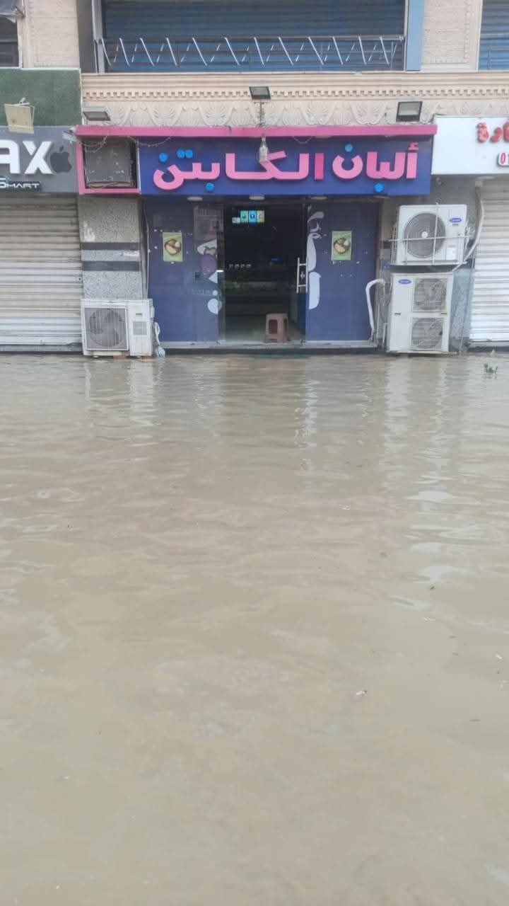 كسر ماسورة مياه يتسبب في تسرب ضخم بشارع جاردينيا في حدائق الأهرام