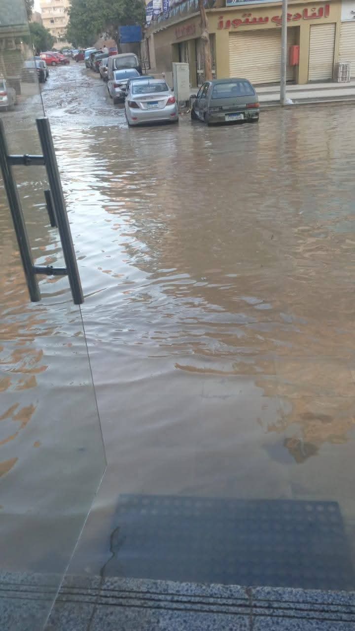 كسر ماسورة مياه يتسبب في تسرب ضخم بشارع جاردينيا في حدائق الأهرام