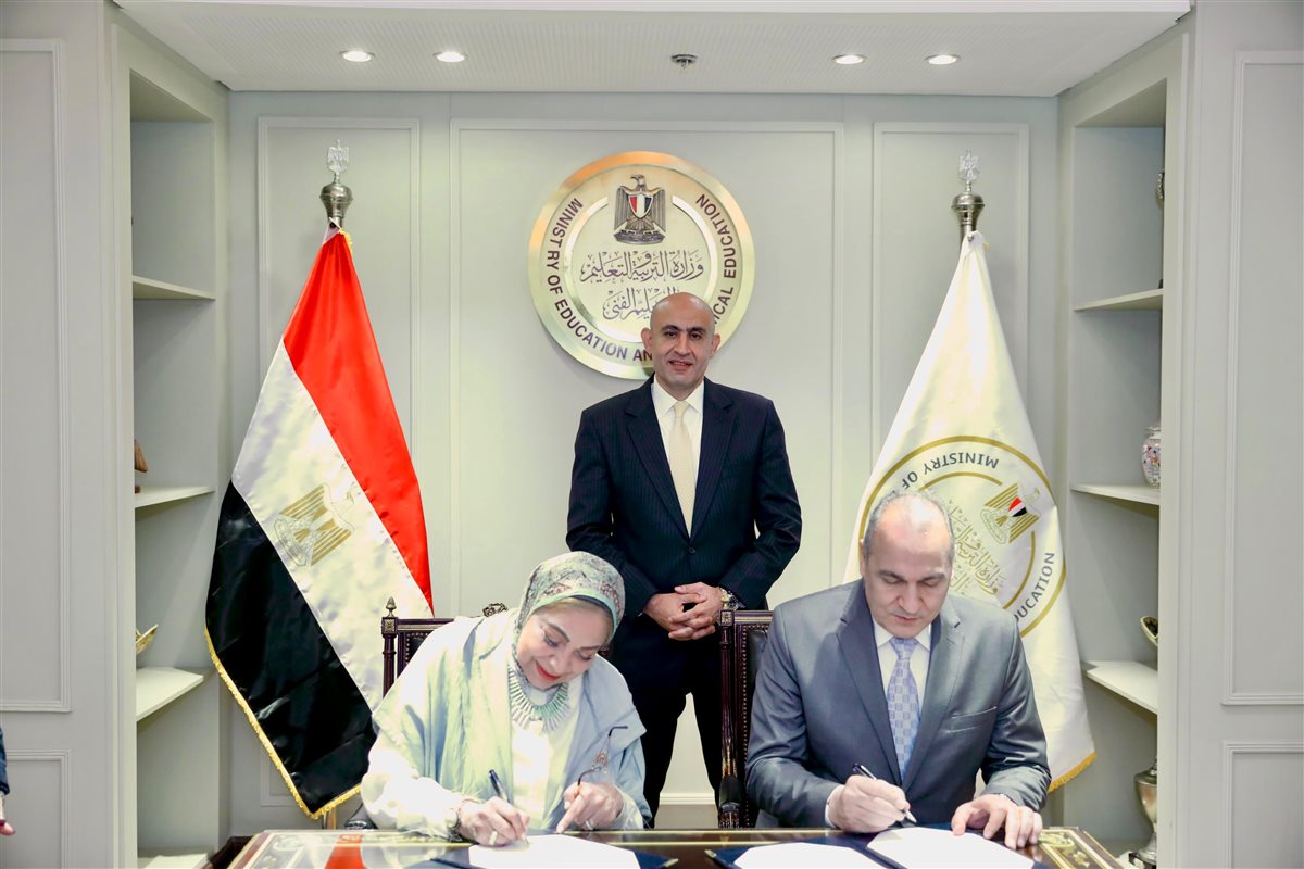 جانب من التوقيع