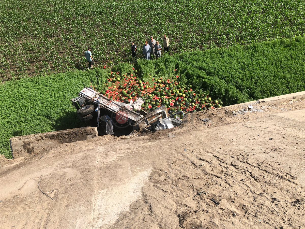 انقلاب سيارة نقل محملة بالبطيخ من على الطريق الإقليمي بالمنوفية 