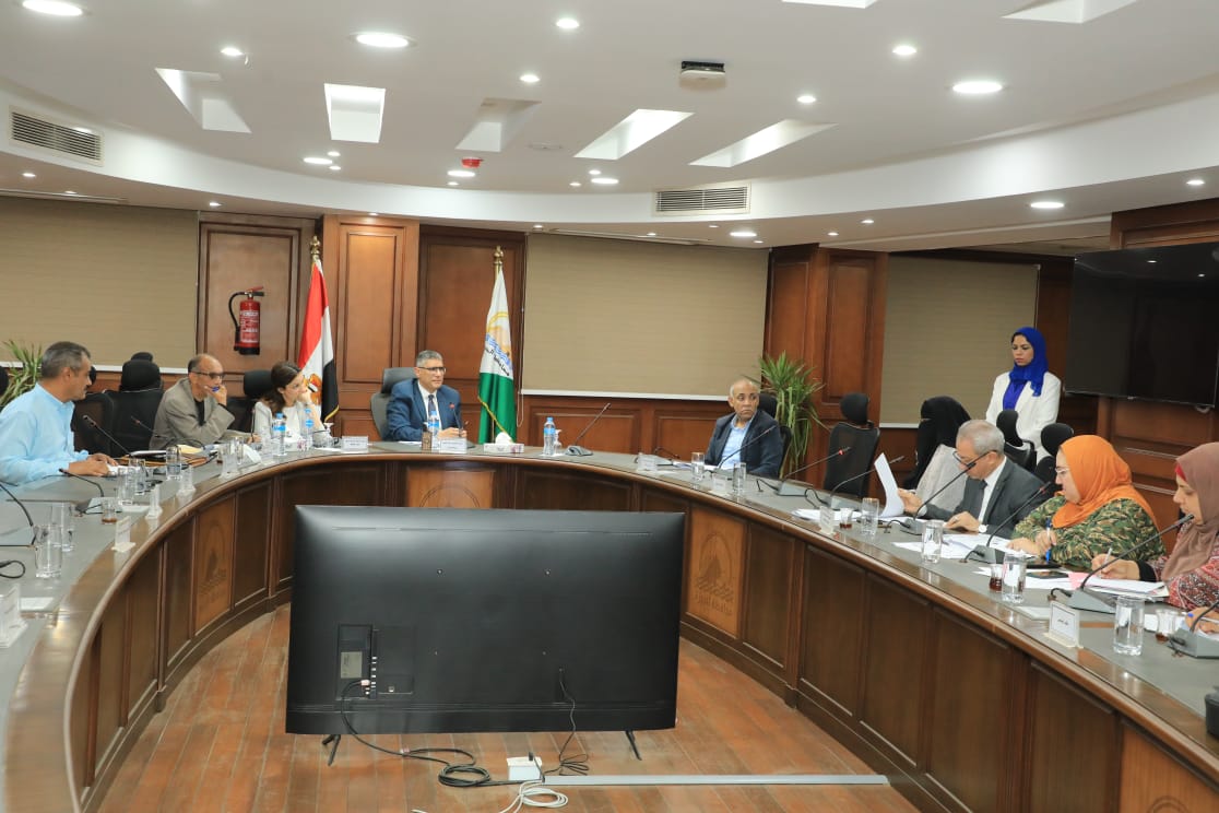 محافظ الجيزة يبحث شكاوى المواطنين بعدد من الأحياء وحلها بشكل جذري