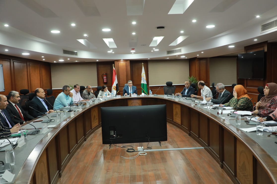 محافظ الجيزة يبحث شكاوى المواطنين بعدد من الأحياء وحلها بشكل جذري