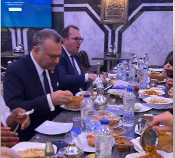 كبير مستشاري ترامب يتناول الكشري بصحبة السفيرة الأمريكية في وسط القاهرة