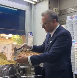 كبير مستشاري ترامب يتناول الكشري بصحبة السفيرة الأمريكية في وسط القاهرة