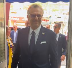 كبير مستشاري ترامب يتناول الكشري بصحبة السفيرة الأمريكية في وسط القاهرة