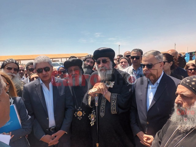 البابا تواضروس ووزير السياحة خلال تفقد مشروع تخفيض منسوب المياه الجوفية بمنطقة أبو مينا الأثرية