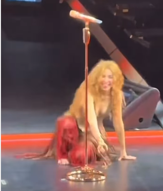 سقوط شاكيرا على المسرح