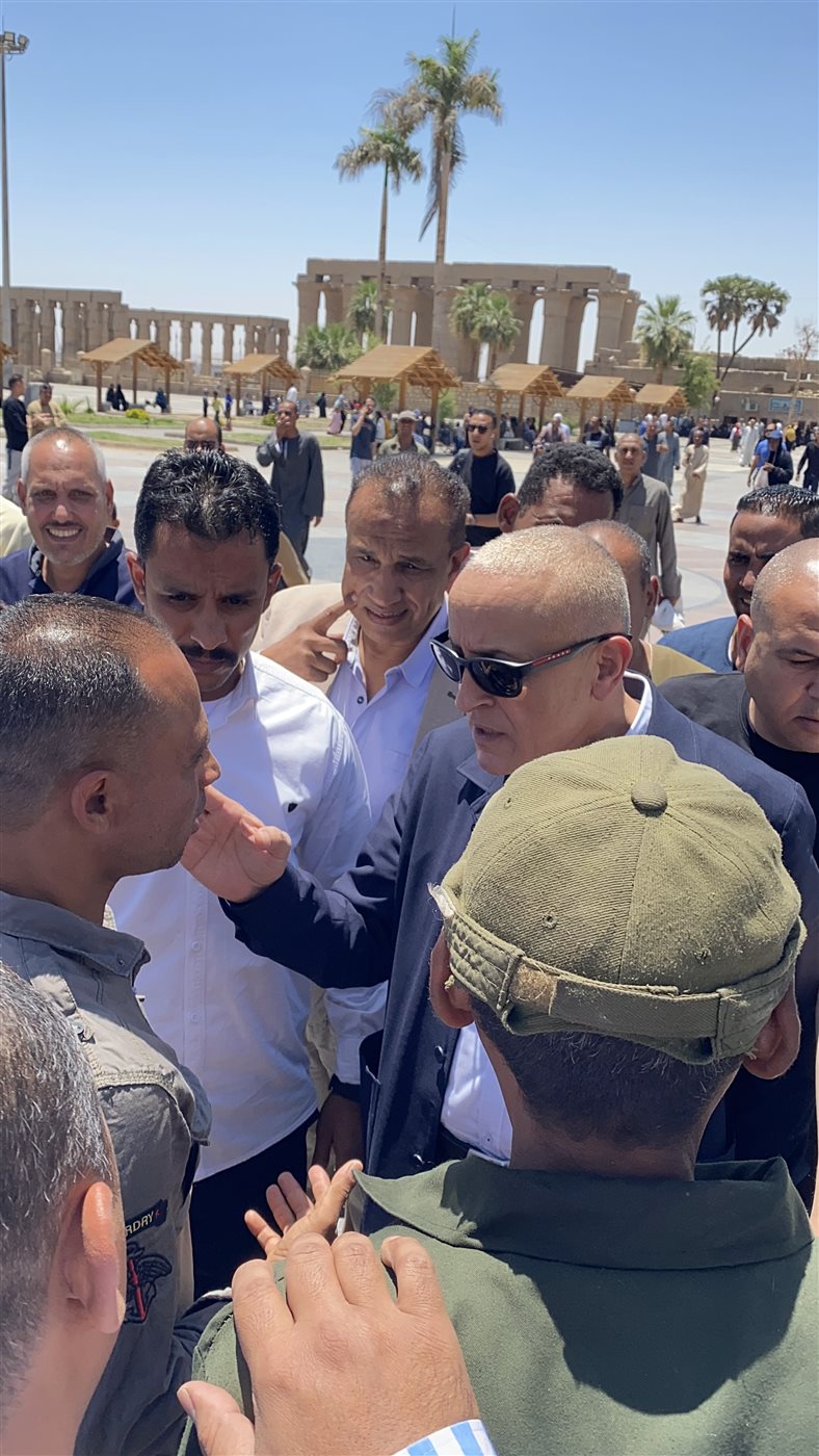 محافظ الأقصر يستجيب لطلب عامل نظافة