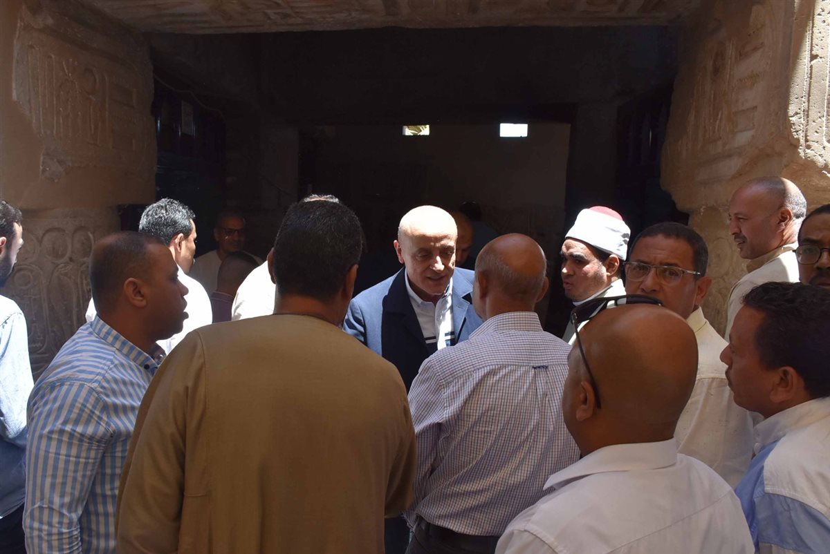 محافظ الأقصر يستجيب لطلب عامل نظافة