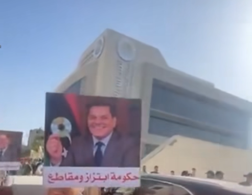 عشرات الآلاف يتظاهرون في طرابلس