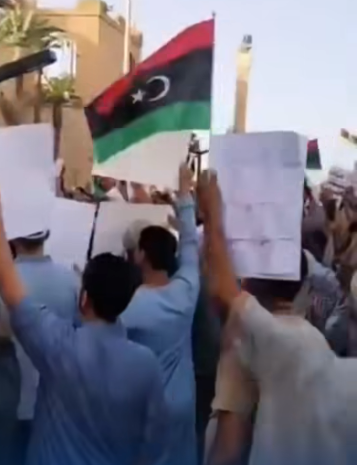 عشرات الآلاف يتظاهرون في طرابلس