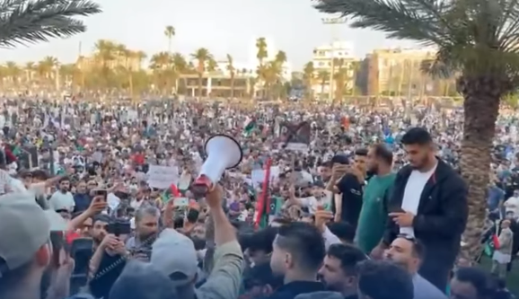 عشرات الآلاف يتظاهرون في طرابلس