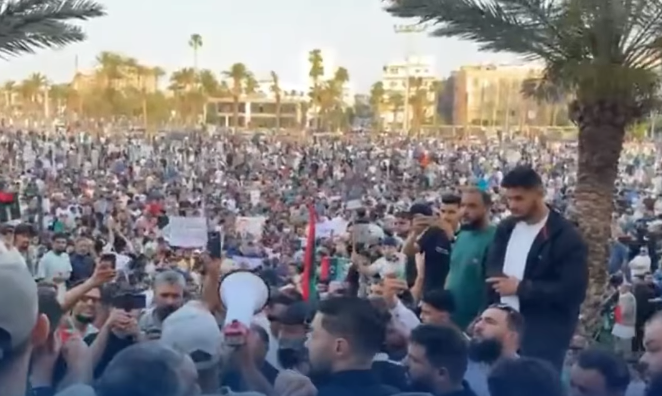 عشرات الآلاف يتظاهرون في طرابلس