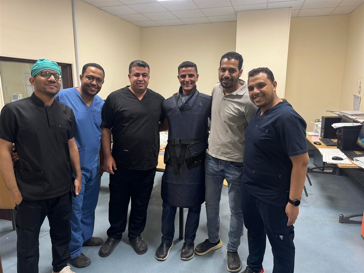 المريض مع أطباء مستشفى العديسات بالأقصر