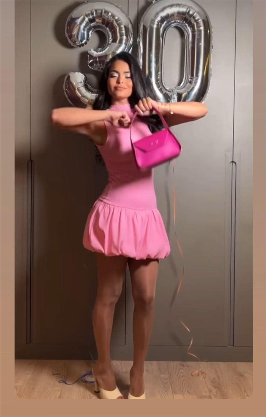 لبست توليتة.. أسماء جلال تحتفل بعيد ميلادها الـ30 وسط أجواء صاخبة وحضور نجوم الفن