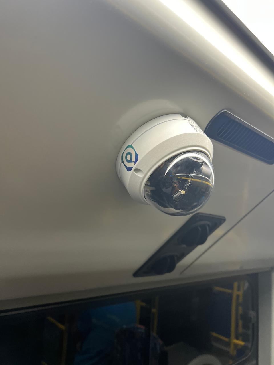 كاميرات مراقبة بالأتوبيس الترددي