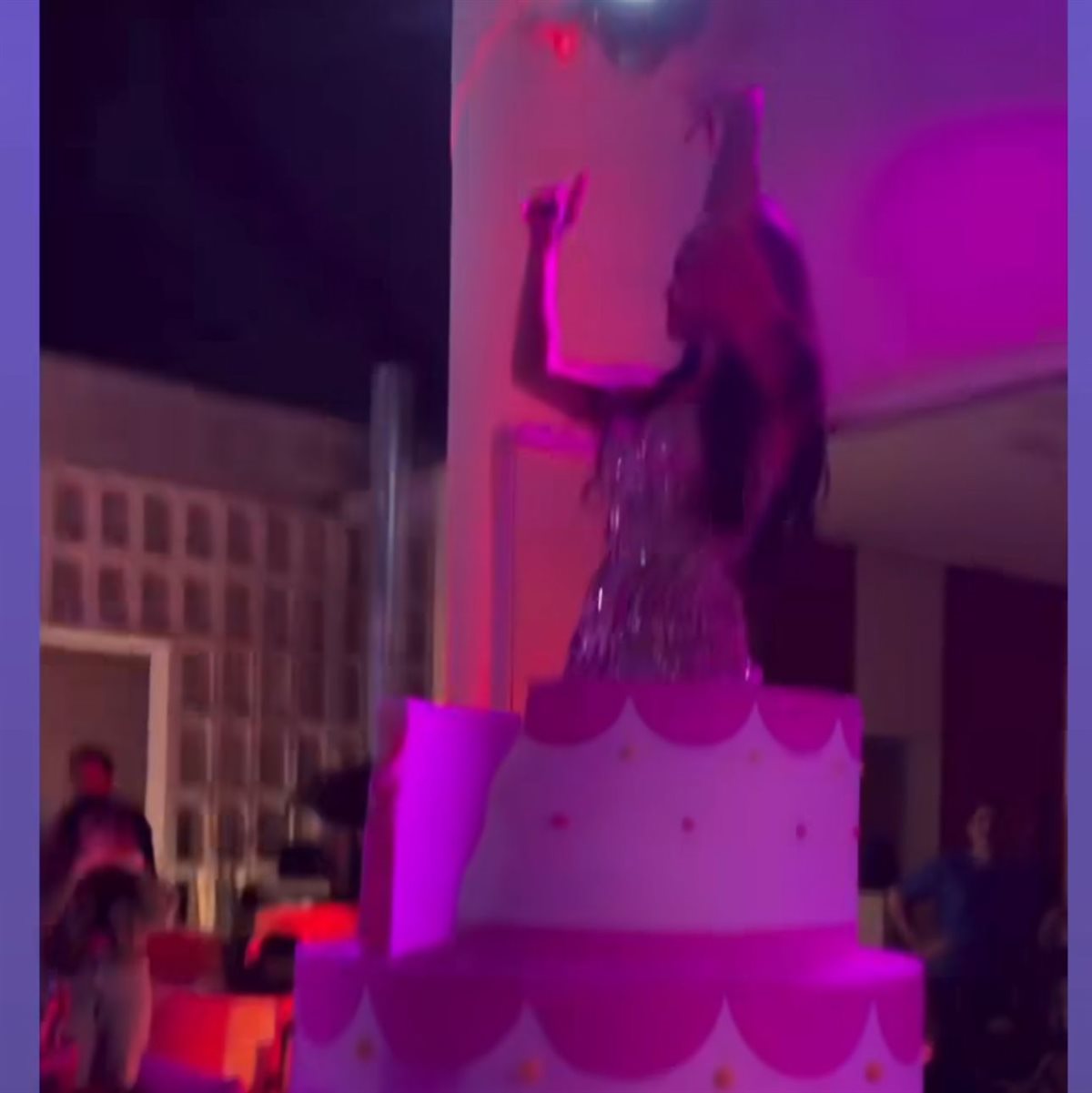 لبست توليتة.. أسماء جلال تحتفل بعيد ميلادها الـ30 وسط أجواء صاخبة وحضور نجوم الفن