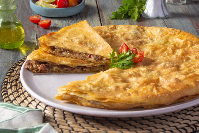 طريقة عمل صينية رقاق باللحمة والسجق