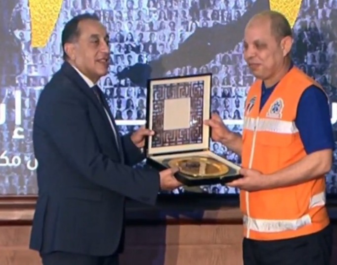 رئيس الوزراء يكرم عددًا من النمائج المشرفة بمرفق هيئة الإسعاف المصرية