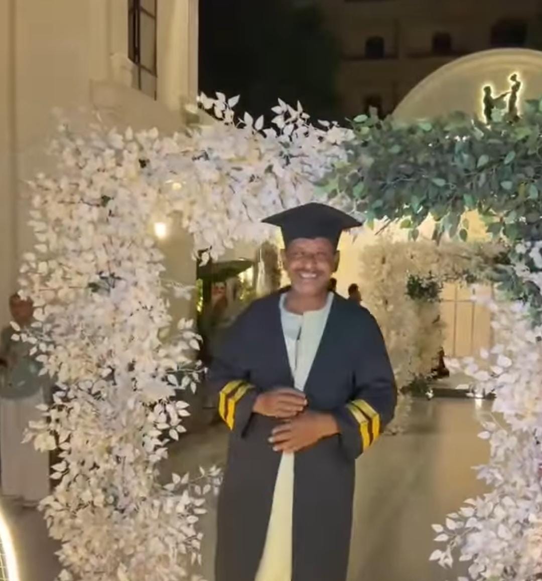 تكريم عامل كلية جامعة جنوب الوادي 