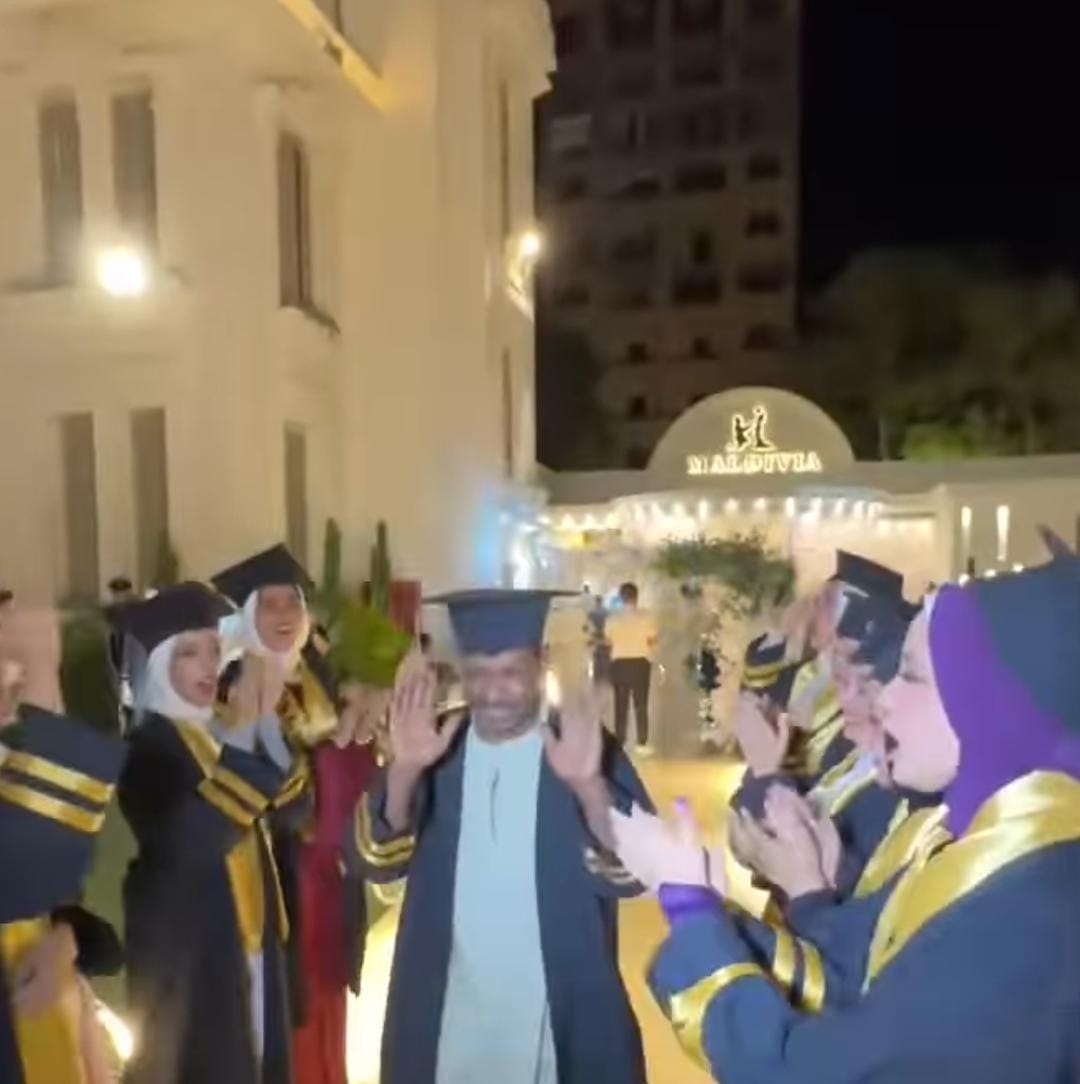 تكريم عامل كلية جامعة جنوب الوادي 