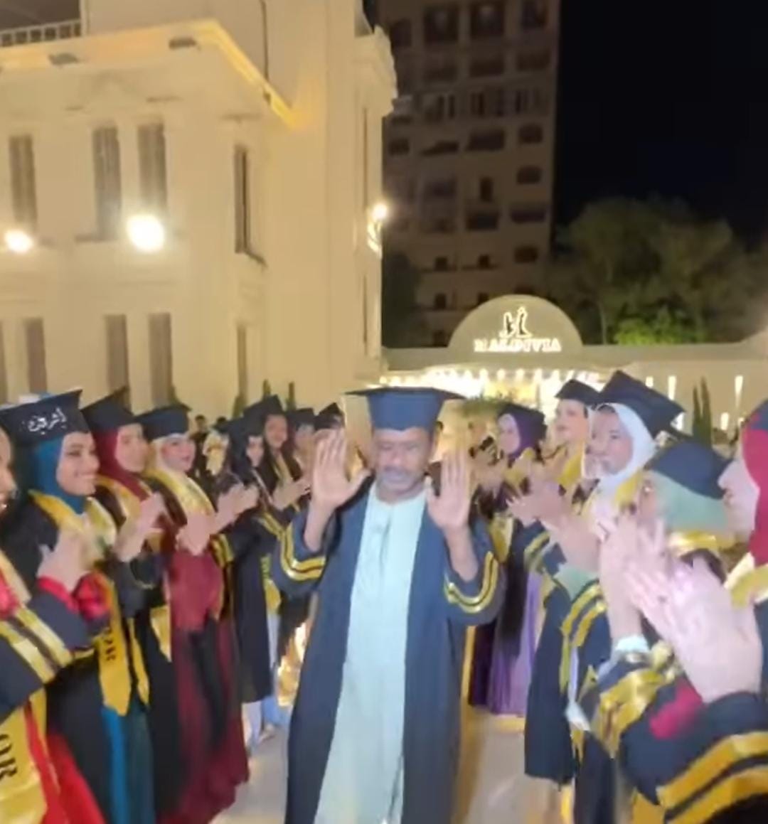 تكريم عامل كلية جامعة جنوب الوادي 