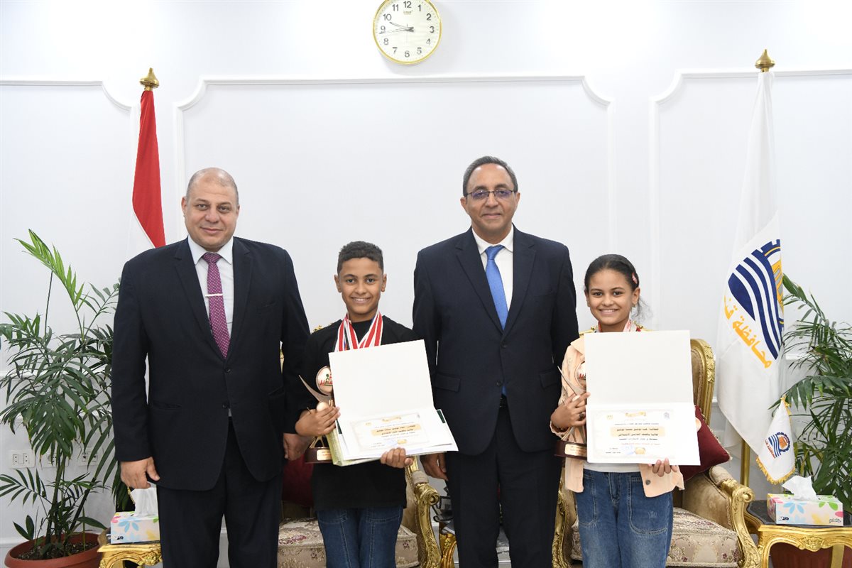 تكريم طالبين بعد فوزهما بجائزة الدولة للمبدع الصغير