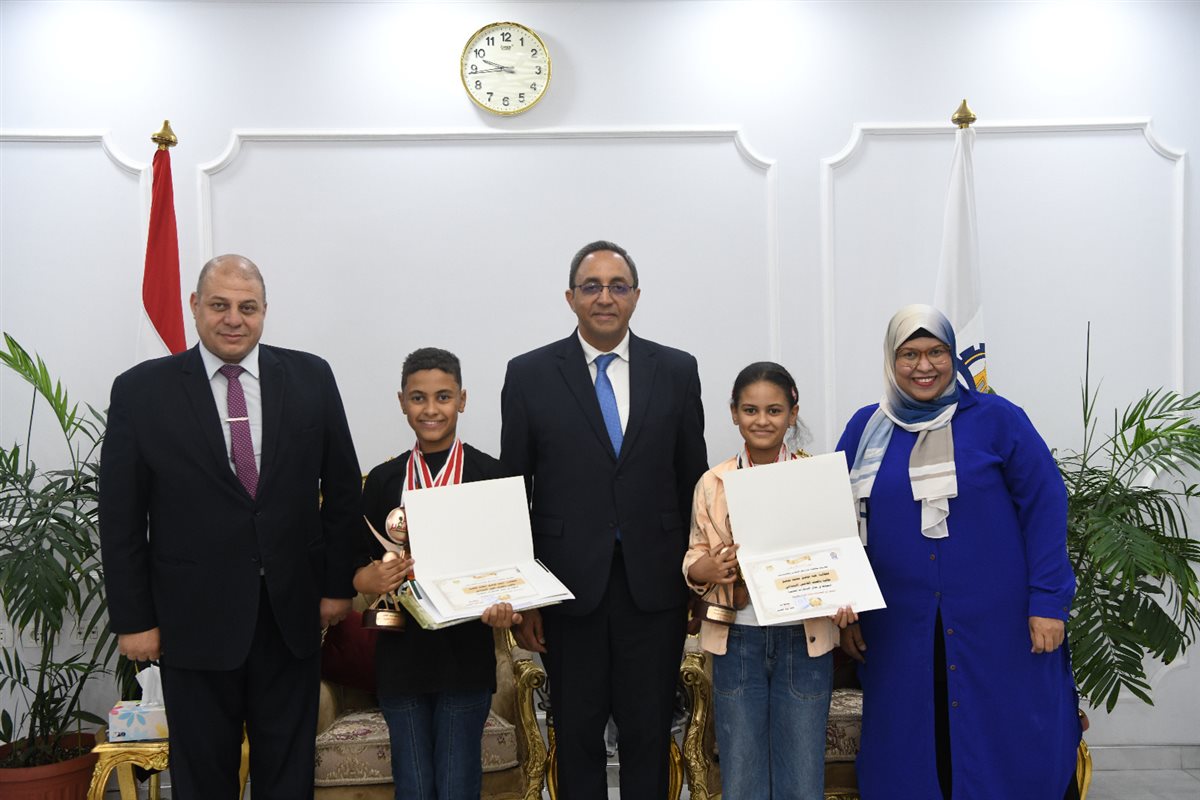 تكريم طالبين بعد فوزهما بجائزة الدولة للمبدع الصغير