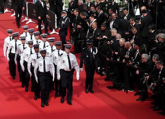 ضباط الشرطة على السجادة الحمراء في حفل ختام مهرجان كان السينمائي