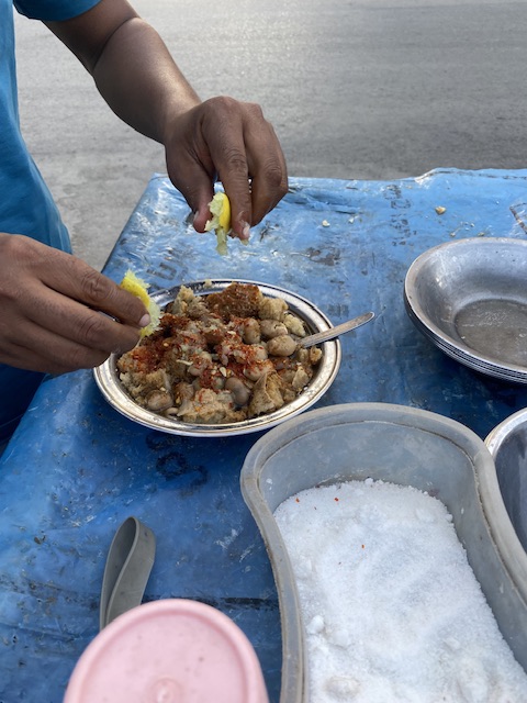 عم سيد اقدم بائع للفول النابت بالأقصر