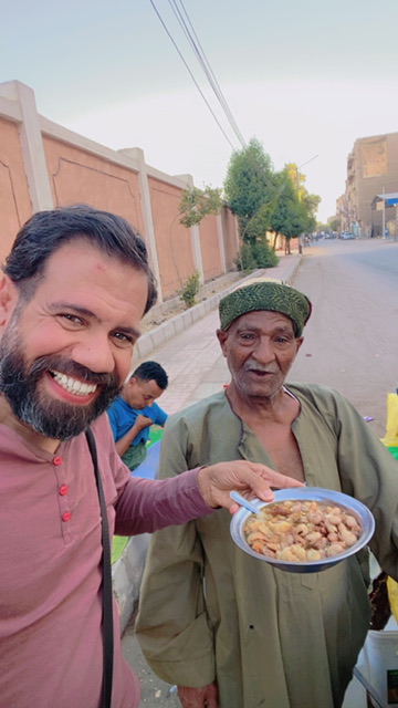 عم سيد اقدم بائع للفول النابت بالأقصر