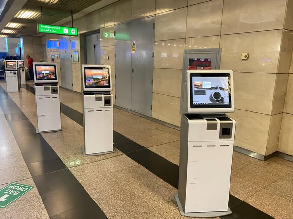 25 جهاز لإنهاء إجراءات السفر ذاتيا بمطار القاهرة الدولي