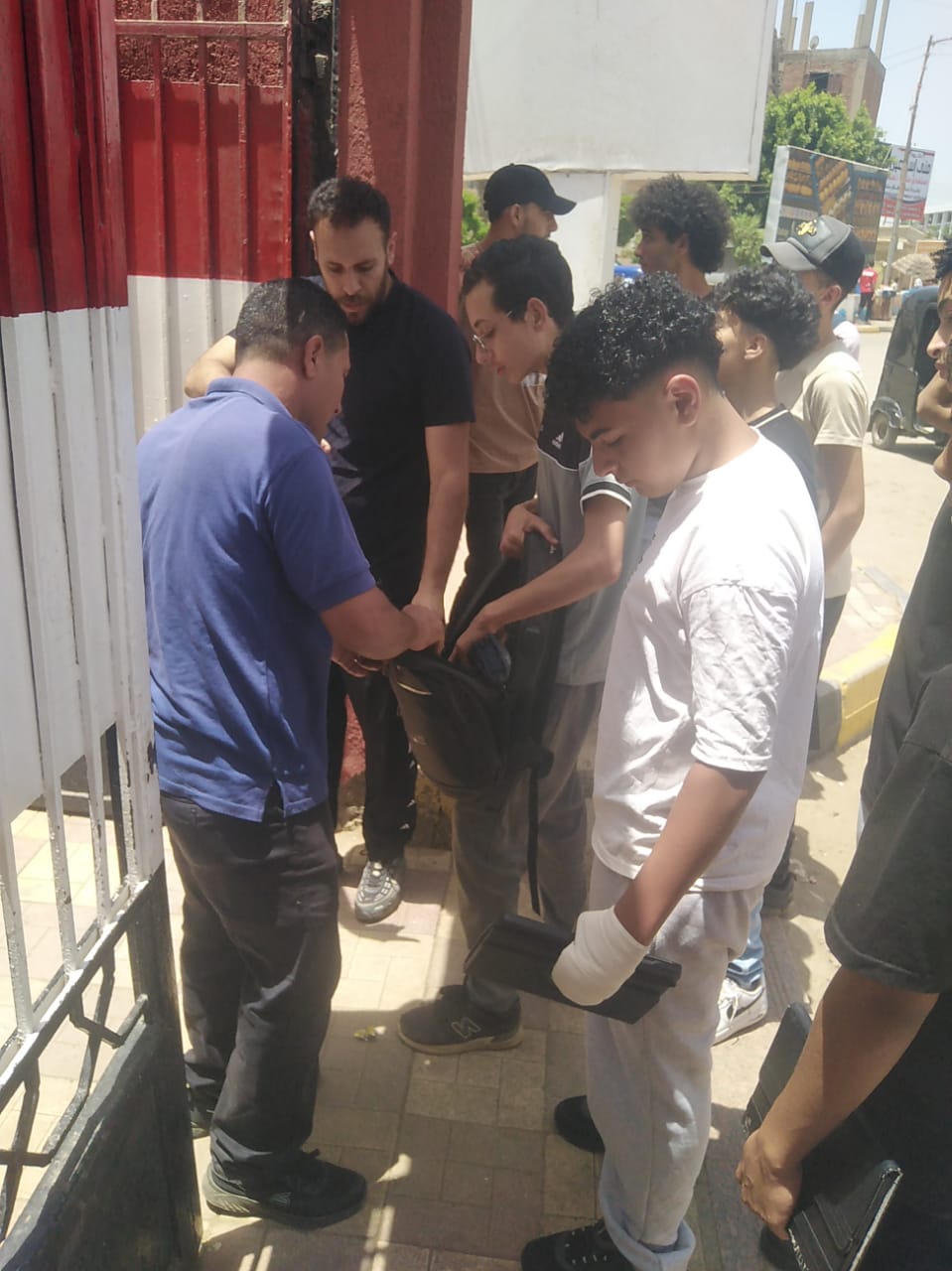 تفتيش قبل الدخول للامتحانات بالمنوفية 