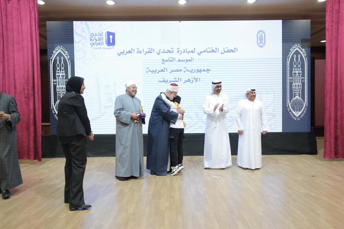 طار من الفرحة.. الطالب محمد الحسنين يخر ساجدا بعد فوزه بالمركز الأول في تحدي القراءة العربي ويحتضن وكيل الأزهر