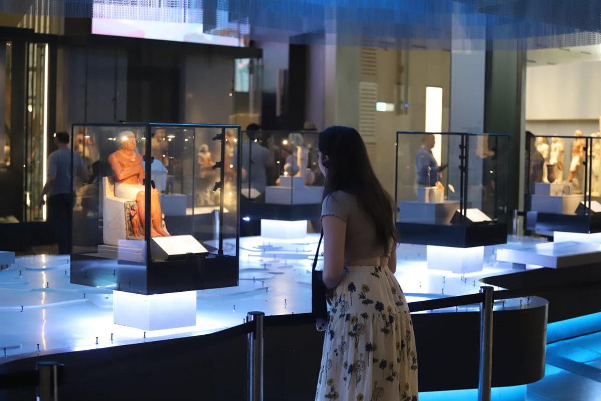 السياحة تنظم زيارة للمشاركين في عروض ديزني على الجليد لمنطقة أهرامات الجيزة والمتحف المصري الكبير