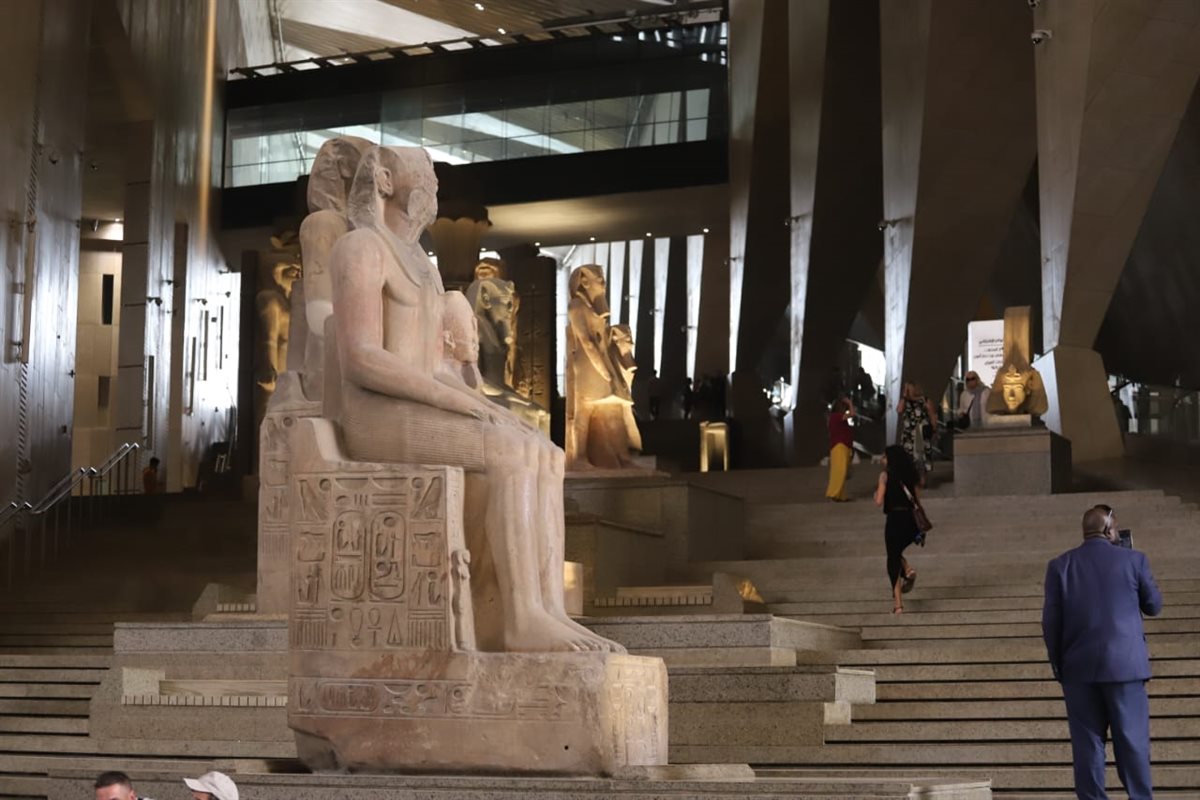 السياحة تنظم زيارة للمشاركين في عروض ديزني على الجليد لمنطقة أهرامات الجيزة والمتحف المصري الكبير