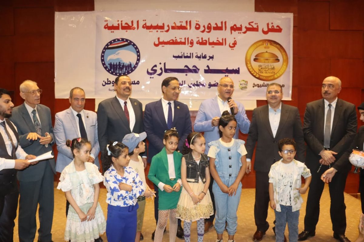 محافظ القليوبية يكرم خريجات دورة الخياطة بشبرا الخيمة في مبادرة لتمكين المرأة اقتصادياً