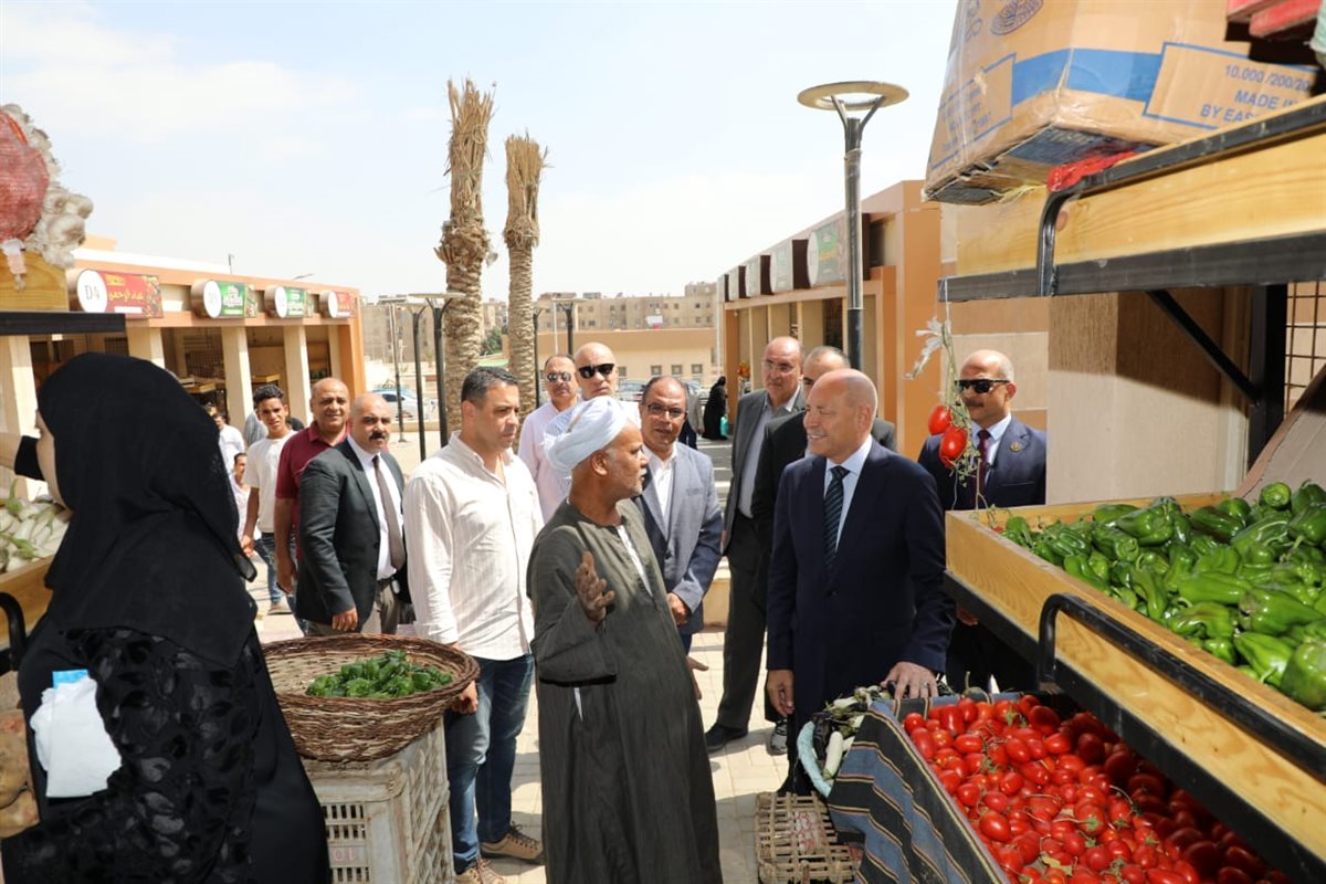 محافظ القاهرة يتفقد استمرار أعمال تسكين الباعة الذين تم نقلهم من سوق الزلزال العشوائي بالمقطم في أماكنهم الجديدة