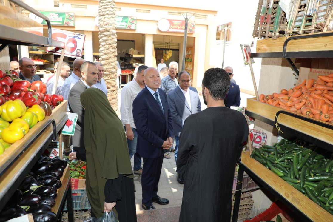 محافظ القاهرة يتفقد استمرار أعمال تسكين الباعة الذين تم نقلهم من سوق الزلزال العشوائي بالمقطم في أماكنهم الجديدة